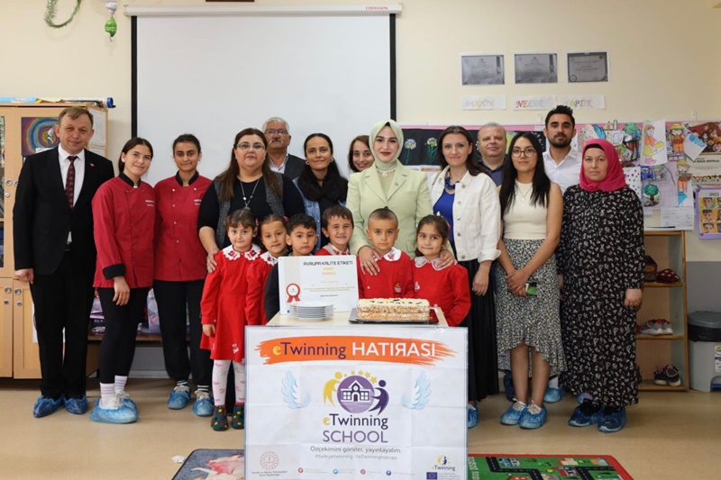 Kaymakamımız Sayın Hatice Gamze KURAN "Haydi Sende Bir Masal Anlat"  eTwinning Projesi Kapsamında Ataköy İlkokulu Anaokulu Öğrencilerini Ziyaret Etti