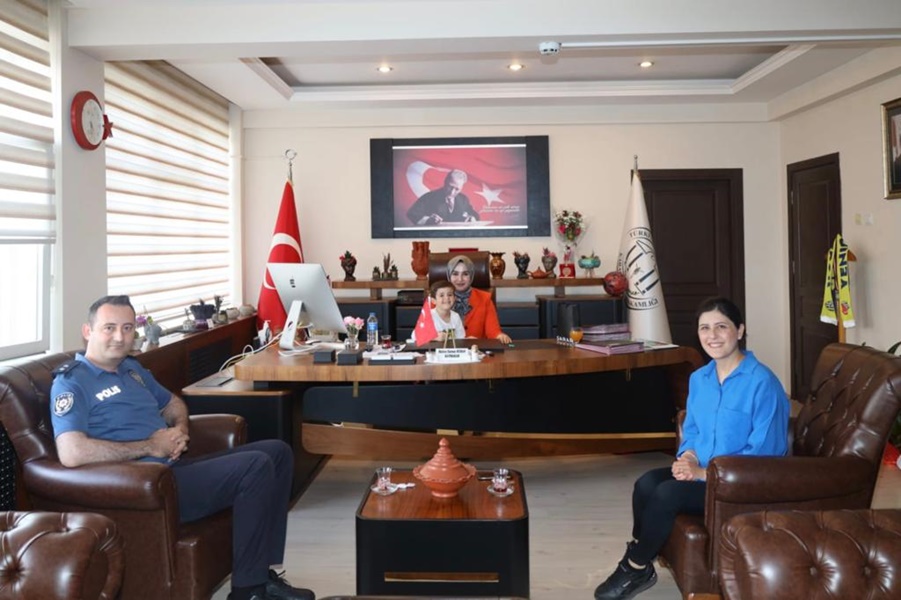 İlçe Emniyet Amiri Komiser Sayın Mustafa KULAKSIZ Ve Ailesi Kaymakamımız Sayın Hatice Gamze KURAN'ı Ziyaret Etti