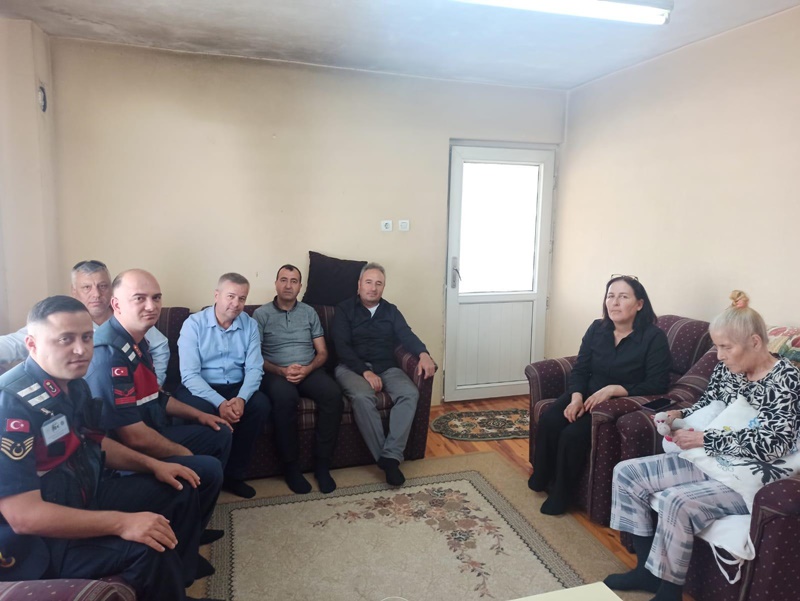 Kurban Bayramı Münasebetiyle Kurum Amirleri Tarafından İlçemizde Bulunan Şehit Aileleri Ziyaret Edildi